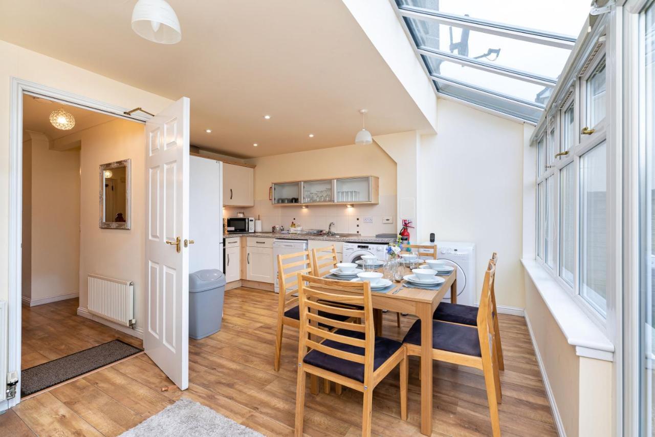 4 Bedroom Townhouse In Stirling Exteriör bild